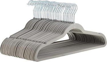 Amazon Basics Paquete de 50 perchas, antideslizantes, delgadas, con acabado de terciopelo, color gris
